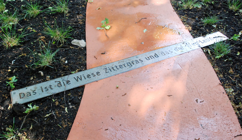 Kortenstahl-Inschrift am Gedenkort der Nazi-Euthanasieverbrechen im Friedenspark Leipzig.