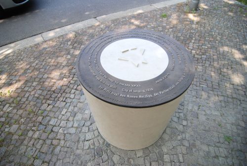 Informationselement von Harald Alff am Herzliya-Platz Leipzig in den Sprachen Deutsch, Englisch, Hebräisch und Braille.