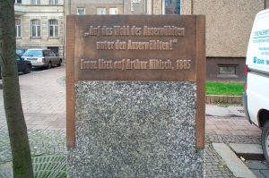 Gedenkstele von Harald Alff fuer Arthur Nikisch.