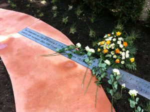 Kortenstahl-Inschrift am Gedenkort der Nazi-Euthanasieverbrechen im Friedenspark Leipzig.