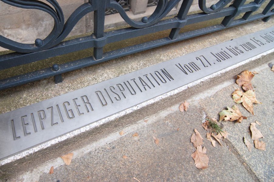 Edelstahlinschrift zur Leipziger Disputation zwischen Martin Luther und Johannes Eck am Neuen Rathaus Leipzig. Entwurf von Harald Alff.